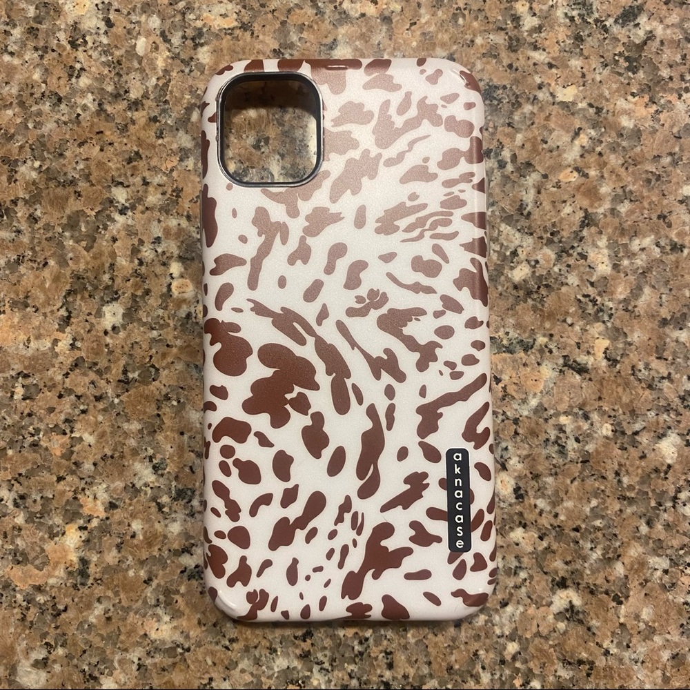 Akna iphone 11 brown print case🤎